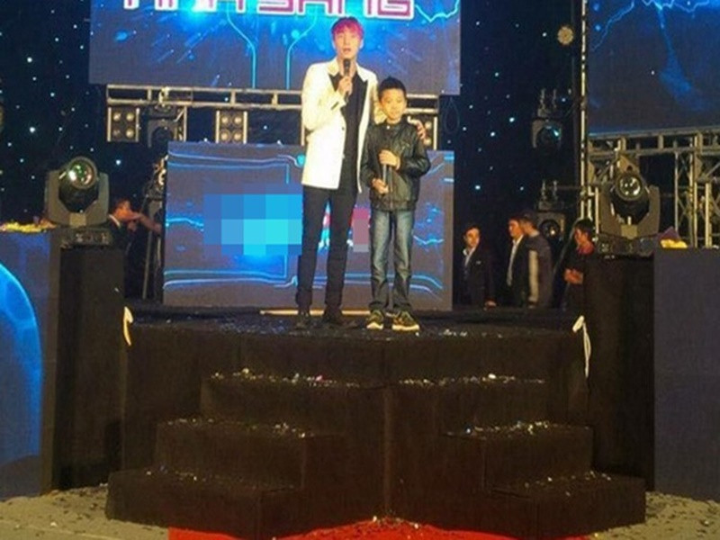 Sơn Tùng M-TP đã động viên tinh thần và tặng quà cho bé Minh. Ngoài ra, anh còn mời bé đứng chung sân khấu trong một buổi diễn tại Hà Nội khi biết rằng cậu nhóc cũng mong muốn trở thành một ca sĩ. Không may, bé Minh đã qua đời. Ảnh: Thể thao văn hóa