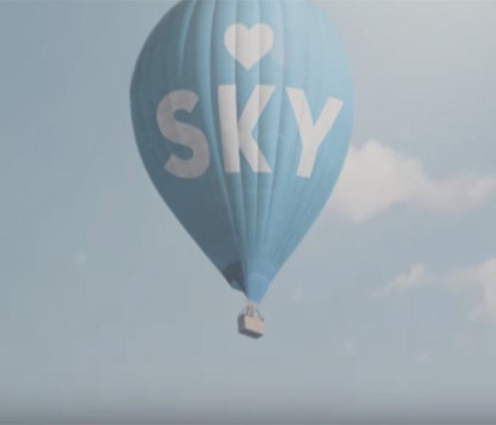 Sơn Tùng M-TP từng lấy tên Sky - cộng đồng người hâm mộ nam ca sĩ đặt tên cho cô gái anh yêu trong bộ phim điện ảnh “Chàng trai năm ấy”. Ngoài ra, trong MV “Nơi này có anh”, chữ “Sky” đã xuất hiện trong cảnh cuối để bày tỏ đây là món quà tặng fan. Ảnh: Zing