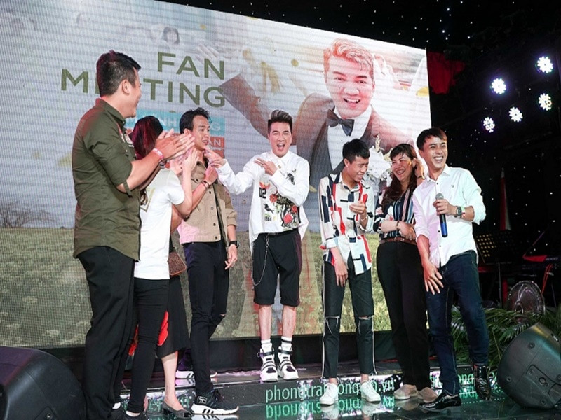 Năm 2019, trong buổi gặp gỡ fan, Mr Đàm tâm lý, cưng chiều người hâm mộ hết mực khi chuẩn bị đầy đủ đồ ăn thức uống gồm: bánh, chè, trái cây… để chiêu đãi người hâm mộ không quản đường xá xa xôi đến giao lưu với mình. Ảnh: Thế giới điện ảnh