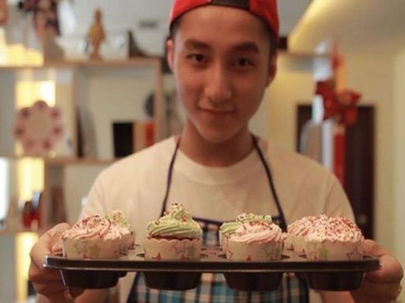 Tình cờ biết được một fan nữ đã có một bài thi viết ấn tượng về thần tượng, Sơn Tùng-MTP đã đích thân vào bếp làm bánh tặng trong ngày gặp mặt. Không những vậy, anh còn nhiệt tình phục vụ fan nữ này. Ảnh: Thể thao văn hóa