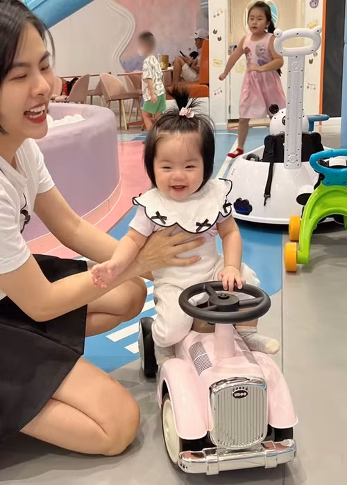 Cặp song sinh nhà Vân Trang càng lớn càng đáng yêu.