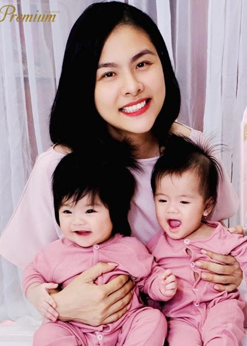 Hai con gái sinh đôi của Vân Trang ngày càng đáng yêu... ngắm không chán mắt Hai con gai sinh doi cua Van Trang ngay cang dang yeu... ngam khong chan mat