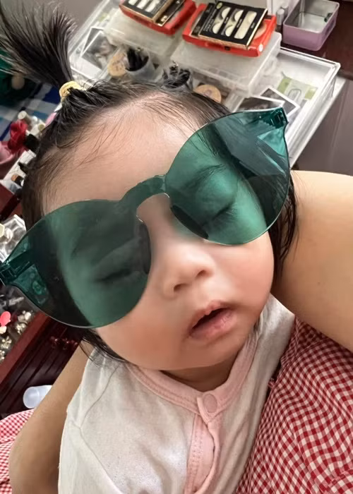 Vân Trang hài hước chia sẻ về diện mạo của hai con gái: "Dạ, cô chú coi, mẹ Trang nói 2 chị em con giống nhau 1 trời một vực và khác nhau như đúc. Mẹ nói gì con không kịp hiểu gì hết trơn á cô chú. Tính ra thì mắt mài mũi miệng tụi con giống nhau chớ tại để vô 2 cái khuôn khác nhau. Form tóc giống nhau nè, tại đứa nhiều đứa ít. Form móng cũng giống nhau mà tại đứa dài đứa ngắn. Size body thì đứa tròn đứa dài, chứ cái nết của hai đứa con cũng khác xa nhau lắm".