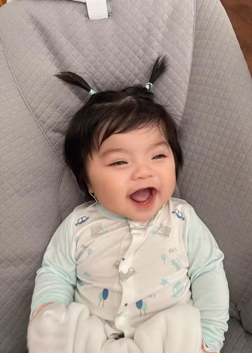 Bé Lê Quỳnh là chị, bé Lê Quí là em.