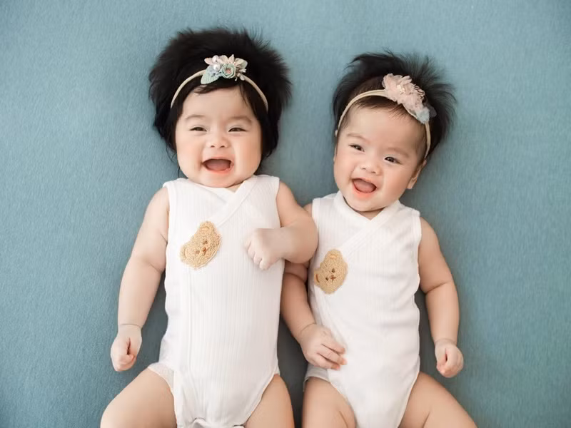 Gương mặt của bé Lê Quỳnh có phần bụ bẫm và mái tóc dày hơn hẳn so với bé Lê Quí.