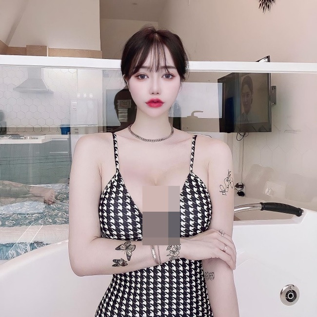 Bên cạnh bikini, monokini cũng đang được họ ưa chọn diện.