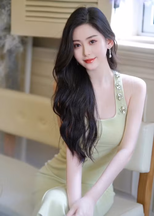 Tình tin đồn của Huỳnh Hiểu Minh đang làm người mẫu, blogger thời trang, kinh doanh quần áo. Ảnh: Zing