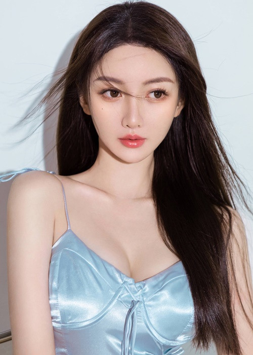 Sau khi vướng tin đồn yêu Huỳnh Hiểu Minh, Diệp Kha có bài viết tâm sự việc từng trải qua mối quan hệ đổ vỡ. Ảnh: Zing