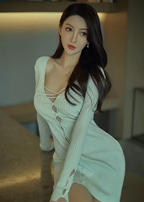 Theo Zing, Diệp Kha tốt nghiệp Đại học Thâm Quyến. Năm 2010, cô tham gia cuộc thi Hoa khôi giới streamer do đài Hồ Nam tổ chức. Diệp Kha vào top 50 trên 102 thí sinh dự thi. Ảnh: Zing