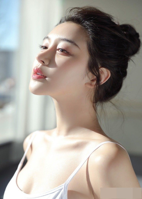 Hồi tháng 1/2022, sau thông báo hôn nhân với Angelababy tan vỡ, Huỳnh Hiểu Minh bị đồn hẹn hò Châu Tử Nhiên. Ảnh: Tiền Phong