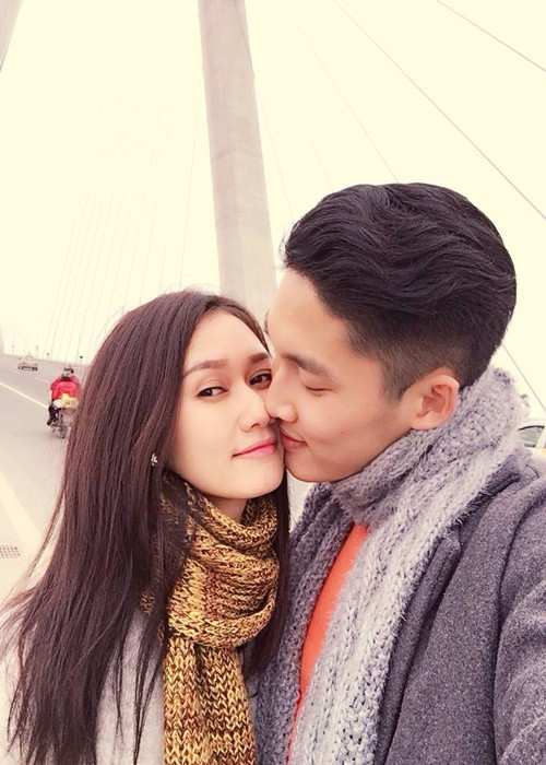 Không ít lần Hương Giang bày tỏ niềm hạnh phúc trong tình yêu. Cô khoe được Đình Tú chăm sóc từ những thứ rất nhỏ nhặt, kể cả cắt móng tay, móng chân hay sấy tóc, luôn hỏi han khi đi đâu về.