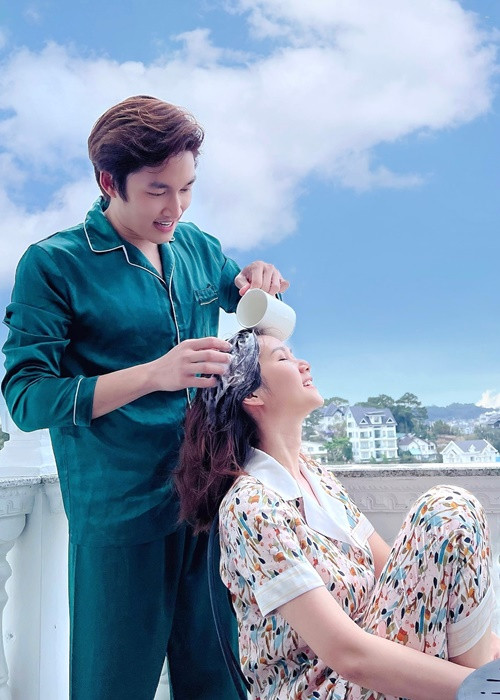 Trong cuộc phỏng vấn với Zing vào tháng 7/2021, Hương Giang cho biết, Đình Tú luôn ở bên động viên, góp ý, giúp đỡ cô hoàn thành tốt các vai diễn.