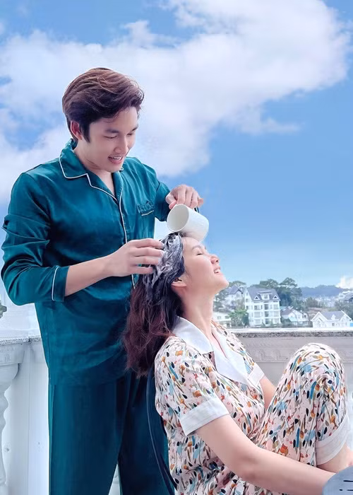 Trong cuộc phỏng vấn với Zing vào tháng 7/2021, Hương Giang cho biết, Đình Tú luôn ở bên động viên, góp ý, giúp đỡ cô hoàn thành tốt các vai diễn.