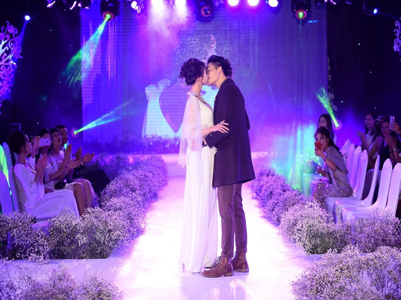 Có lần con gái của Hương Giang bị ốm, Đình Tú thức cả đêm để chườm mát và đo nhiệt độ cho bé.