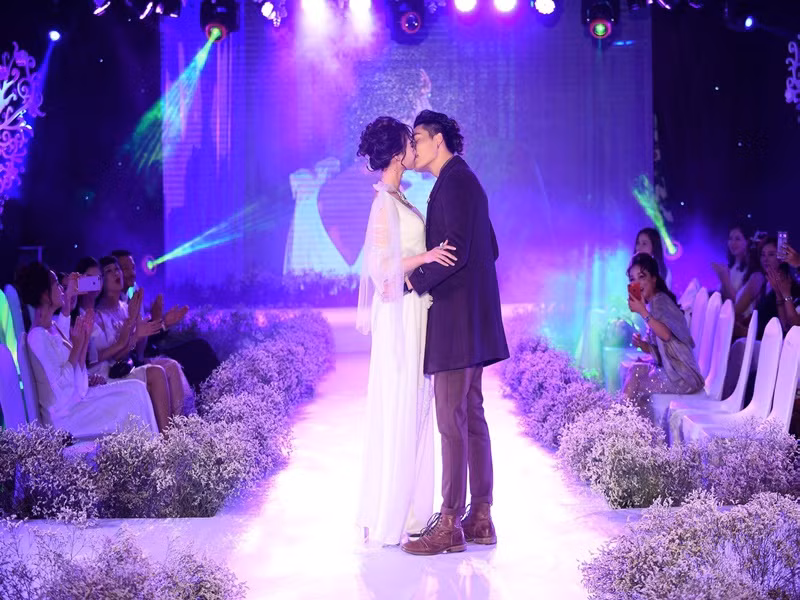 Có lần con gái của Hương Giang bị ốm, Đình Tú thức cả đêm để chườm mát và đo nhiệt độ cho bé.