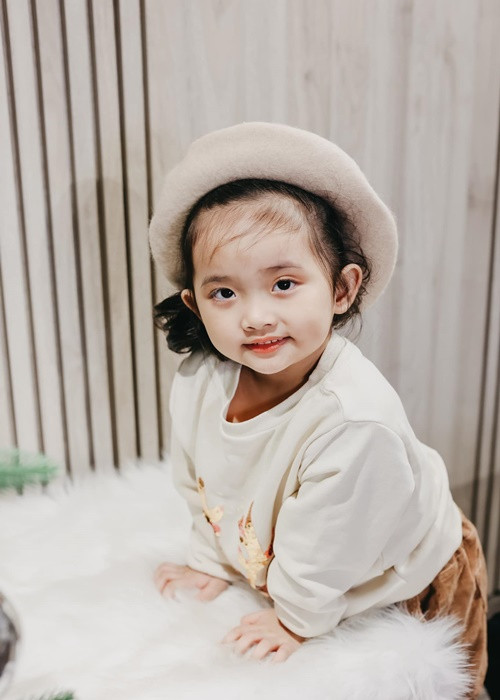 Con gái của Khánh Thi còn từng được ví như "bản sao của Dương Mịch" vì khá giống với nữ diễn viên Trung Quốc ngày nhỏ.