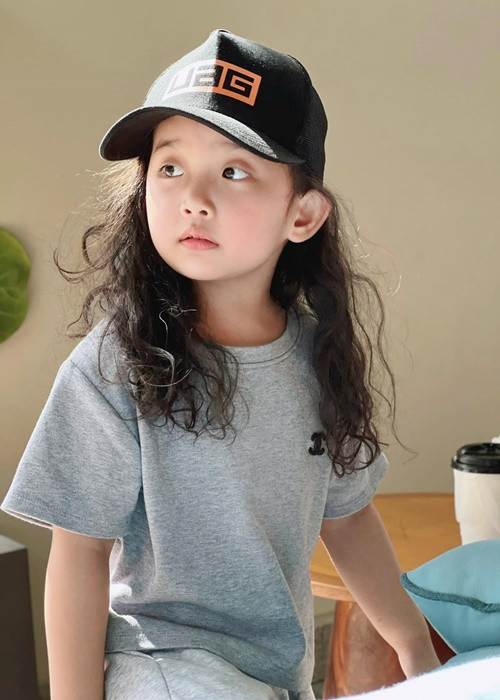 Khánh Thi từng chia sẻ, lúc mới 1 tuổi, do ít biểu cảm tươi vui, bé Anna hay bị cả nhà trêu chọc là "cô bé thần sầu". Từ khi lên 2 tuổi, cô nhóc bắt đầu hay cười, cởi mở nhưng vẫn có một chút kiêu sa như "mợ chảnh".