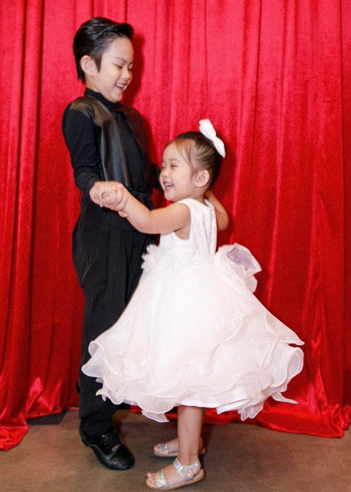 Khoảnh khắc bé Anna nhảy cùng bé Kubi- con trai đầu lòng của Khánh Thi.