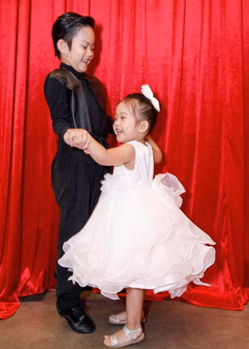 Khoảnh khắc bé Anna nhảy cùng bé Kubi- con trai đầu lòng của Khánh Thi.