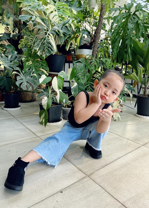 Con gái của Khánh Thi - Phan Hiển ngày càng xinh xắn, nhí nhảnh.