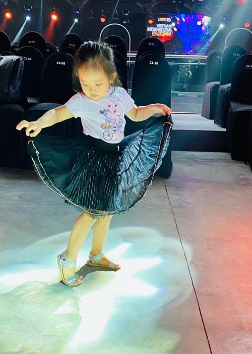 Con gái của Khánh Thi thích nhảy múa ngay từ nhỏ.