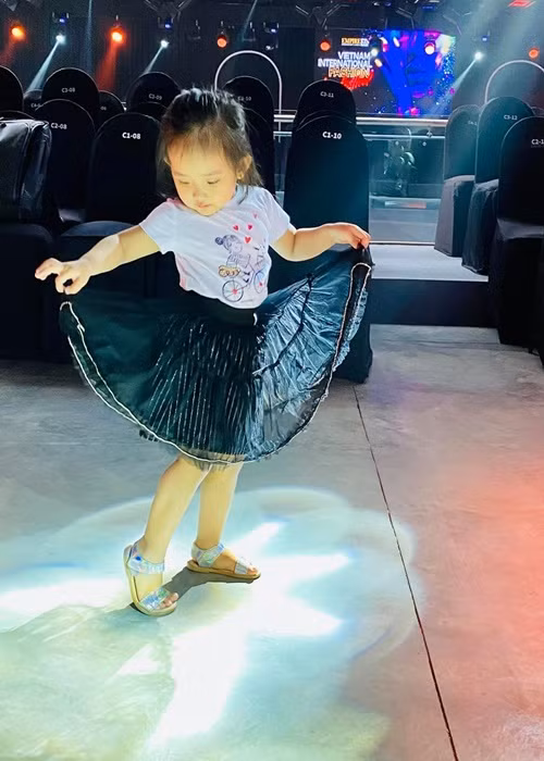 Con gái của Khánh Thi thích nhảy múa ngay từ nhỏ.