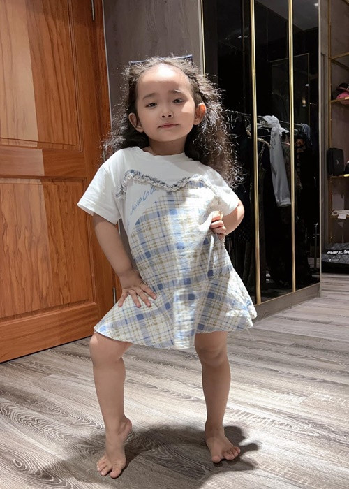 "Mợ chảnh" bắt chước tạo dáng của mẹ.