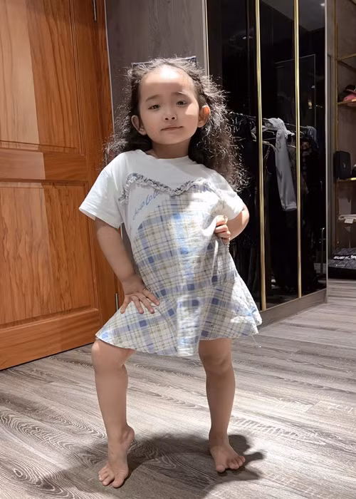 "Mợ chảnh" bắt chước tạo dáng của mẹ.