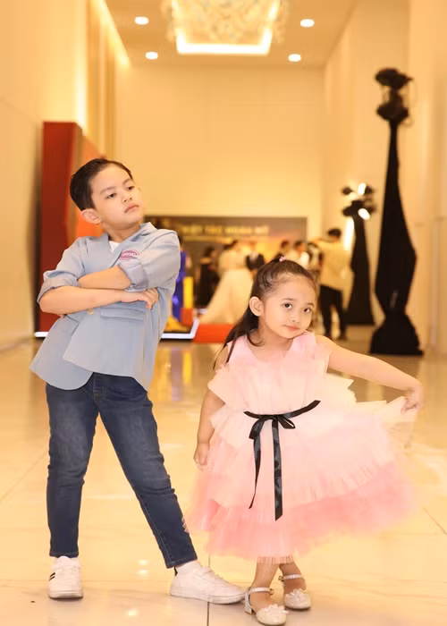 Bé Anna không hề e dè ống kính máy ảnh.