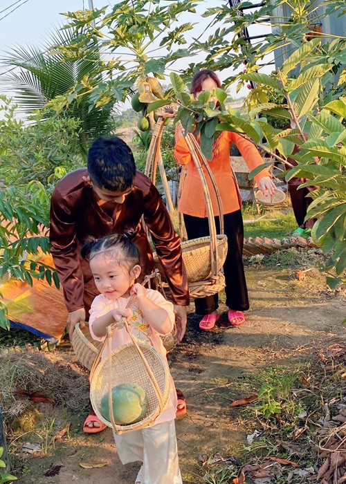 Bé Anna thích nghe nhạc của mẹ, mê nhóm nhạc Hàn Quốc Blackpink.