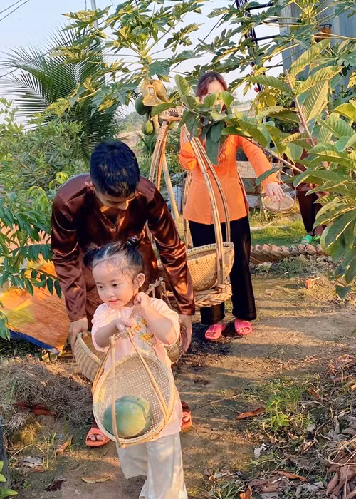 Bé Anna thích nghe nhạc của mẹ, mê nhóm nhạc Hàn Quốc Blackpink.