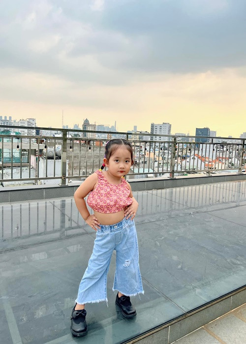 Cô nhóc có những tư thế chống nạnh, đá chân...chuyên nghiệp không kém người mẫu nhí.