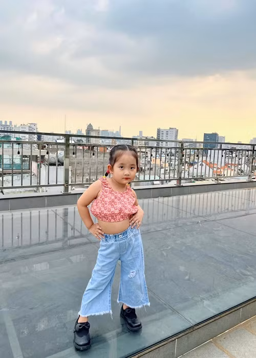 Cô nhóc có những tư thế chống nạnh, đá chân...chuyên nghiệp không kém người mẫu nhí.