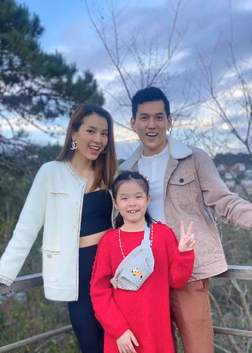 Bé Mia chủ yếu sống cùng Phương Trinh Jolie và Lý Bình nhưng cô nhóc sẽ có vài ngày sang thăm nhà nội. Ảnh: FBNV