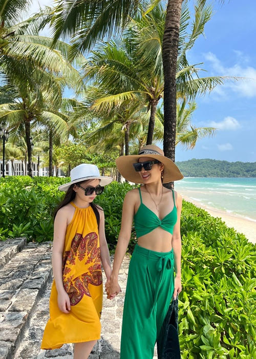 Bé Mia thoải mái xuất hiện bên bố mẹ sau khi được công khai.