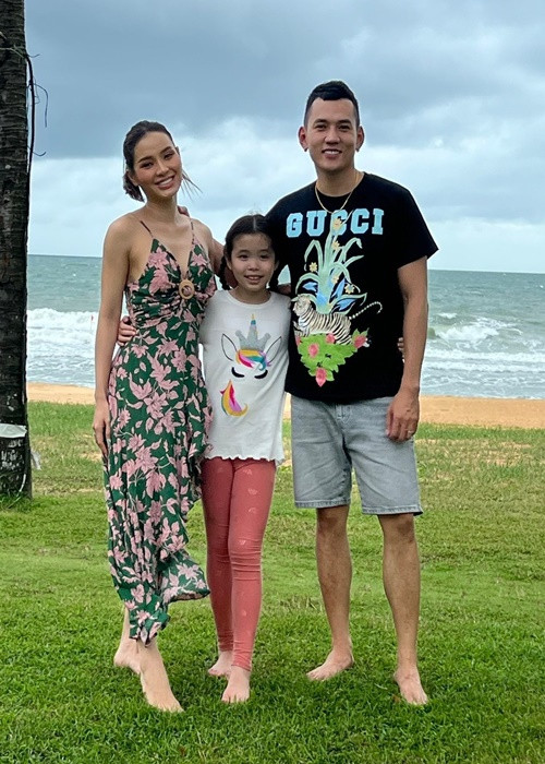 Lý Bình thân thiết với con gái riêng của vợ.