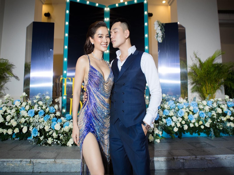 Nữ ca sĩ chụp ảnh tình tứ cùng chồng trẻ tại sự kiện.