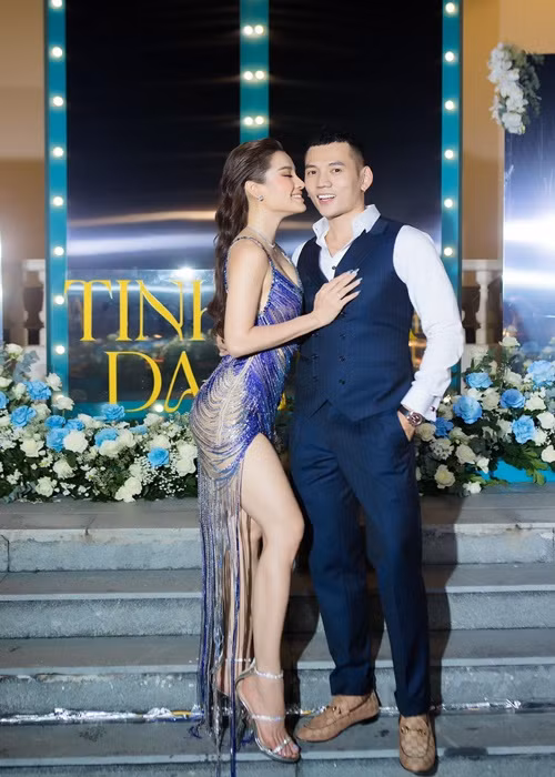 Tham gia sự kiện, Phương Trinh Jolie được ông xã kém tuổi tháp tùng.