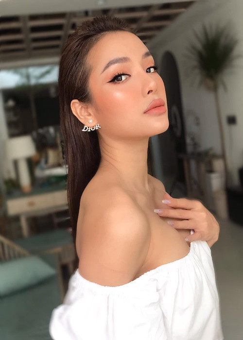 Nữ ca sĩ vẫn chăm đăng tải hình ảnh gợi cảm.