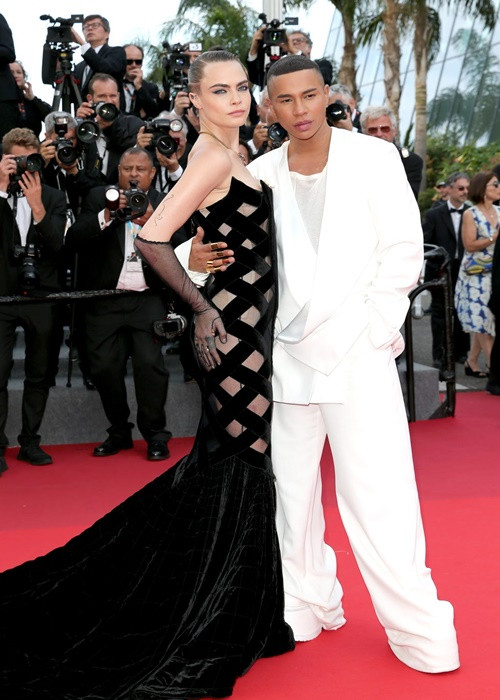 Người mẫu kiêm diễn viên Cara Delevingne khoe vóc dáng gợi cảm trong bộ đầm cắt xẻ táo bạo.