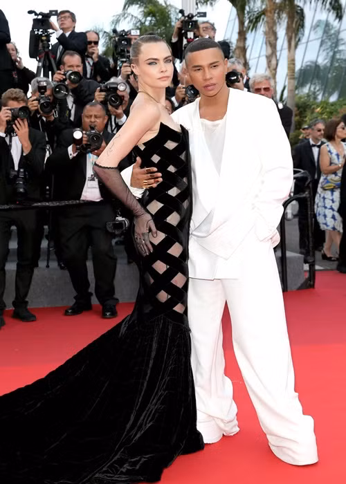 Người mẫu kiêm diễn viên Cara Delevingne khoe vóc dáng gợi cảm trong bộ đầm cắt xẻ táo bạo.