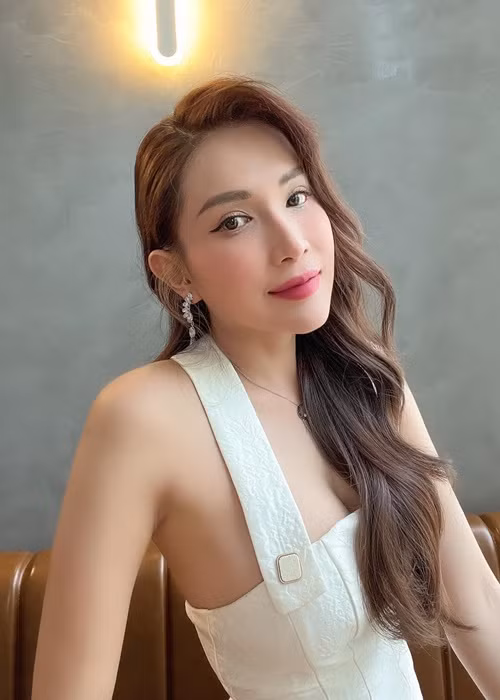 Mới đây, đăng tải ảnh bikini, Khả Như bị đàn anh Tiến Luật trêu đùa: "Vậy mà ế".