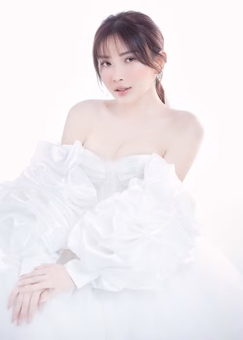 Áo cúp ngực, trễ vai là trang phục yêu thích của nữ diễn viên sinh năm 1987.