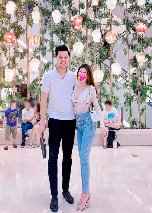 Trong cuộc phỏng vấn trên Ngôi sao, Vũ Hoàng Việt tiết lộ bạn gái đồng trang lứa với anh.