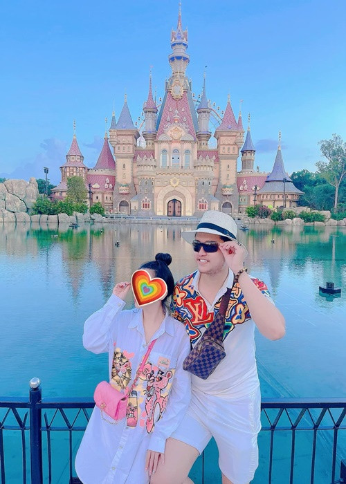 Vũ Hoàng Việt cảm thấy may mắn khi bạn gái không để tâm đến quá nhiều chuyện cũ.