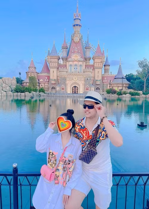 Vũ Hoàng Việt cảm thấy may mắn khi bạn gái không để tâm đến quá nhiều chuyện cũ.