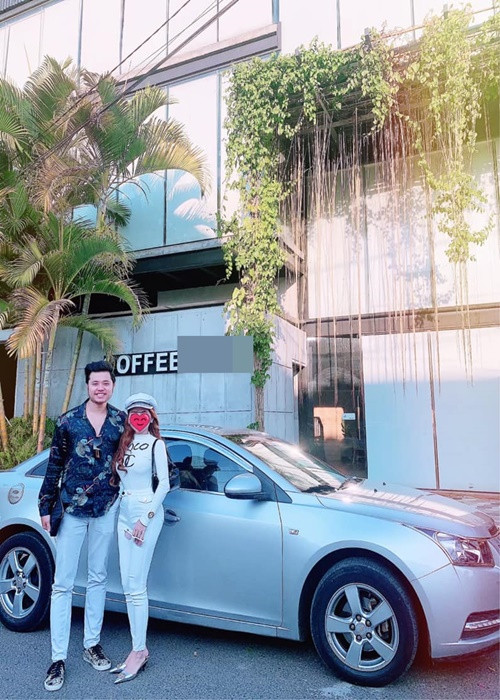 Từ cuối năm 2018 đến nay, Vũ Hoàng Việt thường xuyên khoe ảnh bên bạn gái nhưng giấu mặt người phụ nữ này.