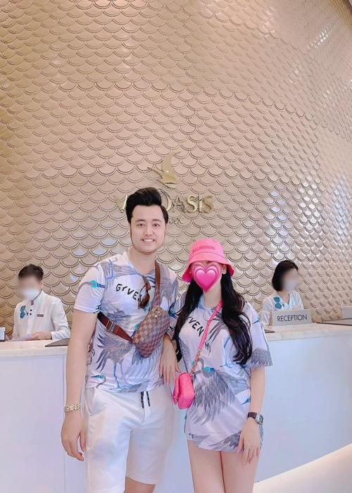 Qua một số bức ảnh Vũ Hoàng Việt chia sẻ, có thể thấy bạn gái của anh sở hữu làn da trắng, vóc dáng gợi cảm.