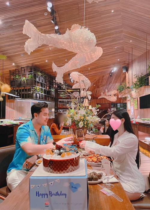 Thời điểm mới quen nhau, bạn gái của Vũ Hoàng Việt có hỏi nhiều về chuyện tình trước đây của nam người mẫu.