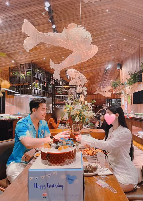 Thời điểm mới quen nhau, bạn gái của Vũ Hoàng Việt có hỏi nhiều về chuyện tình trước đây của nam người mẫu.